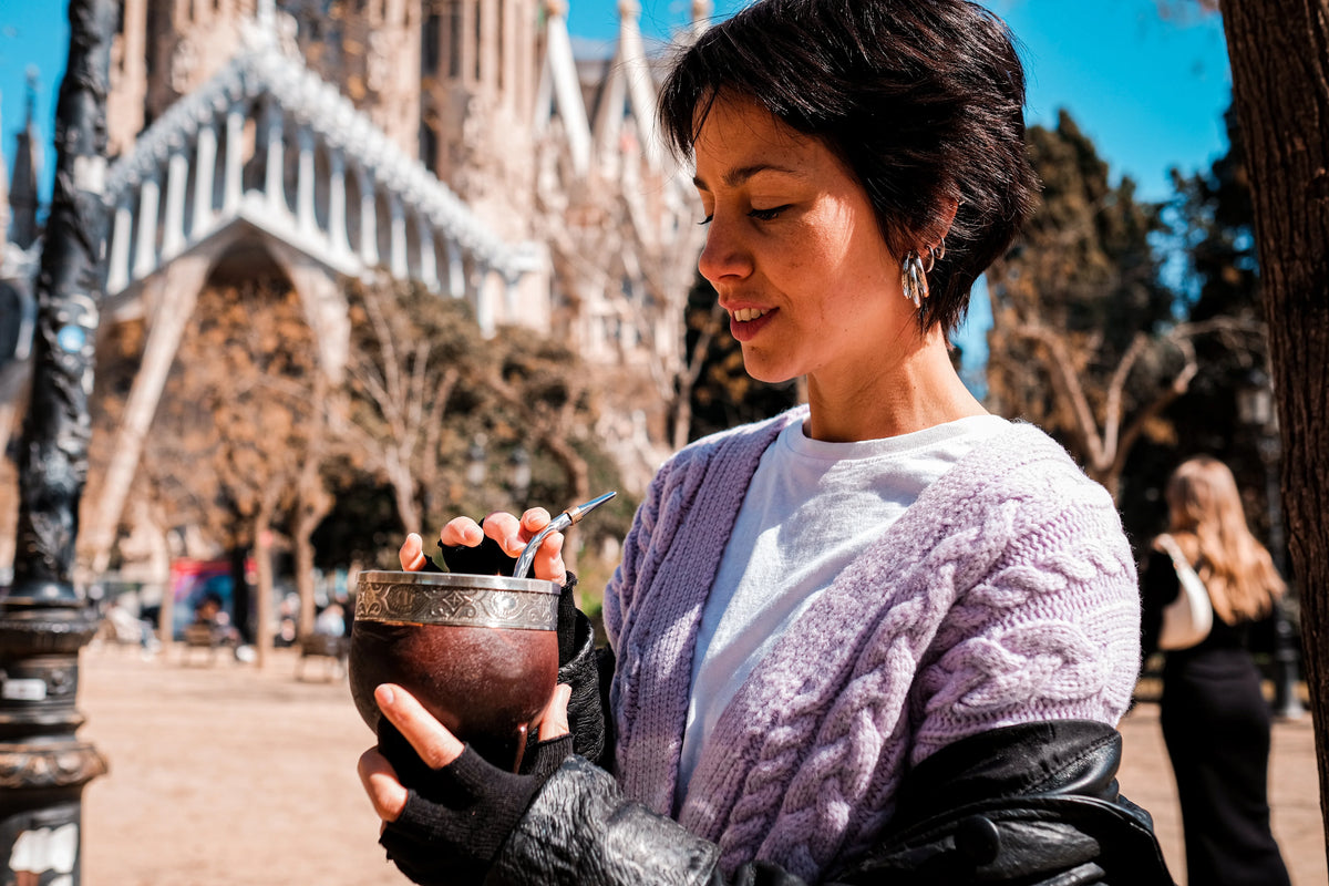 Mujer tomando mate