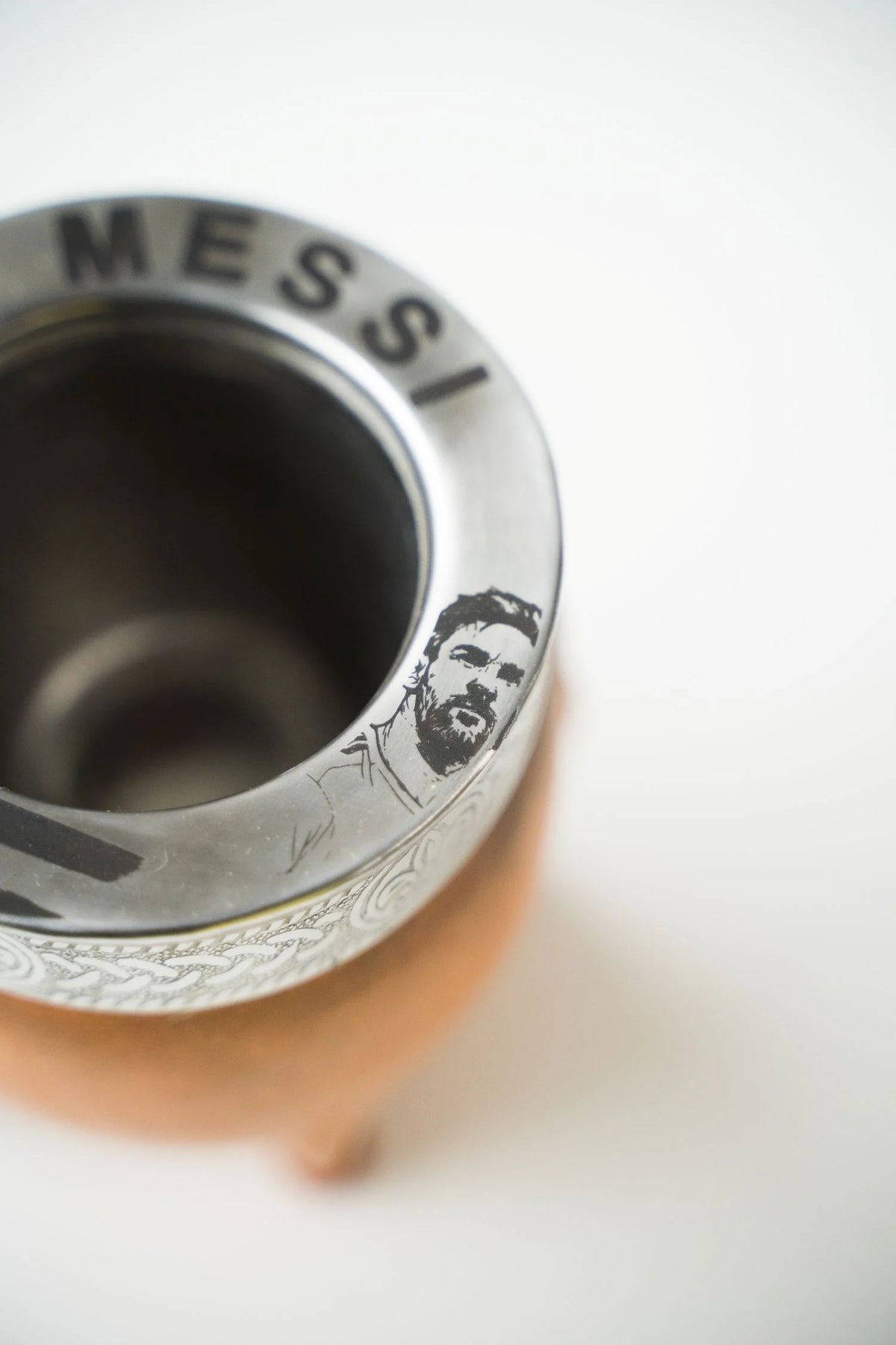 Mate con grabado láser en la virola